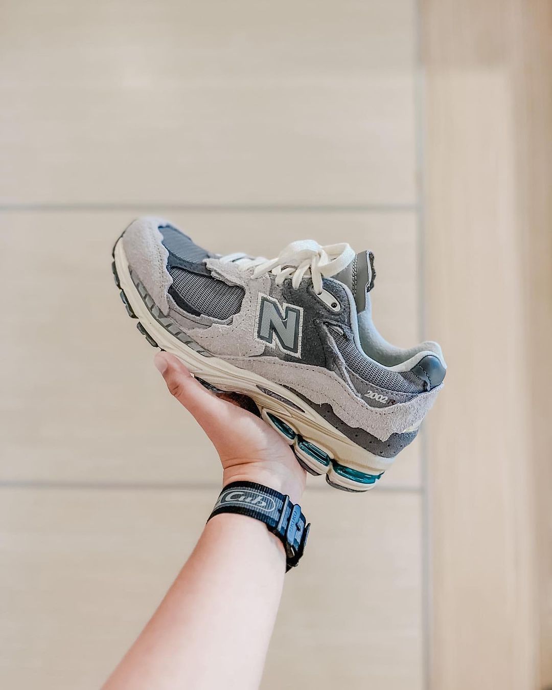 New Balance 2002R: O simfonie de confort și stil